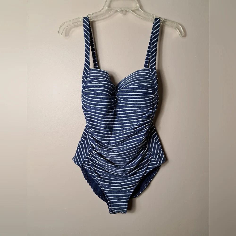 NipTuck Swim Size 8 One Piece Swimsuit Ruched Sides Multifit Bra Cup - Picture 1 of 11